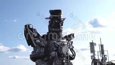 <strong>机器人机器人机器人</strong>的头和肩膀。 录像。 云天背景下的<strong>机器人机器人</strong>。 技术概念